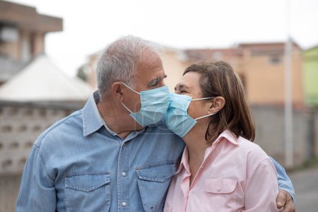 Téléchargez les photos : Couple âgé portant un masque facial - en image libre de droit