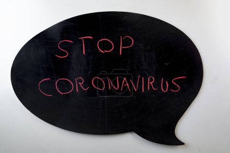 Téléchargez les photos : Tableau noir avec 'Stop Coronavirus' écrit dessus - en image libre de droit