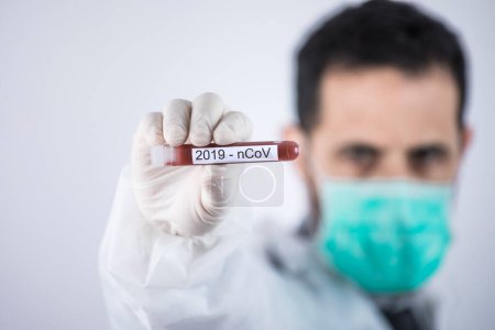 Foto de Médico sostiene un tubo de prueba de sangre para la prueba del coronavirus - Imagen libre de derechos
