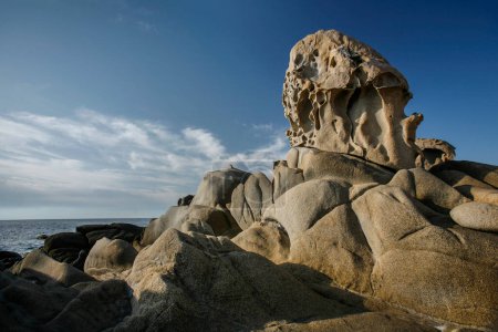 Téléchargez les photos : Belle vue sur la côte de la mer avec des roches pittoresques - en image libre de droit