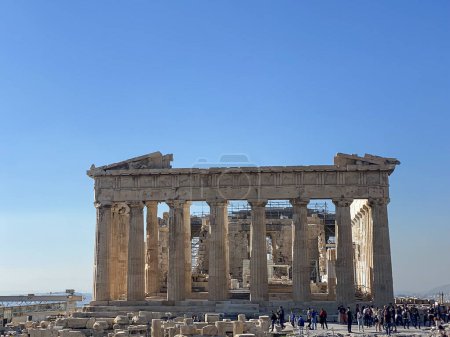 Foto de Ruinas de la Acrópolis en Atenas en un hermoso día con cielo azul - Imagen libre de derechos