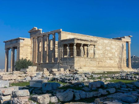 Foto de Ruinas de la Acrópolis en Atenas en un hermoso día con cielo azul - Imagen libre de derechos