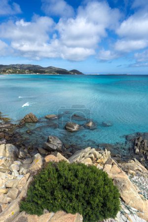 Téléchargez les photos : Belle vue sur la côte de la mer - en image libre de droit