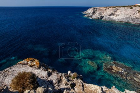 Téléchargez les photos : Vue sur la côte rocheuse de la mer Méditerranée - en image libre de droit