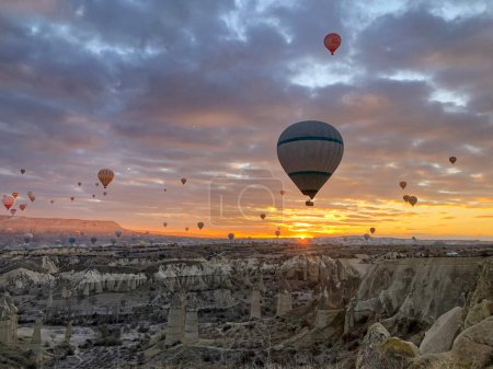 Téléchargez les photos : Montgolfière survolant la Cappadoce - en image libre de droit