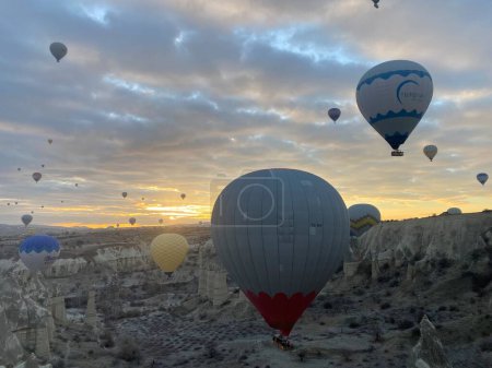 Téléchargez les photos : Goreme - Nevehir - Turquie - 26-12-22 : spectacle de montgolfière en Cappadoce à l'aube - en image libre de droit