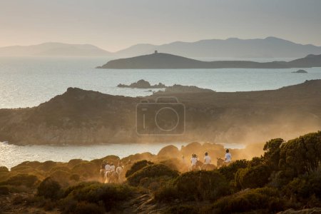 Foto de Personas a caballo en la playa de Chia Su giudei - Domus de maria - Cerdeña - Imagen libre de derechos