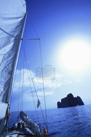Téléchargez les photos : Yacht dans l'océan - en image libre de droit
