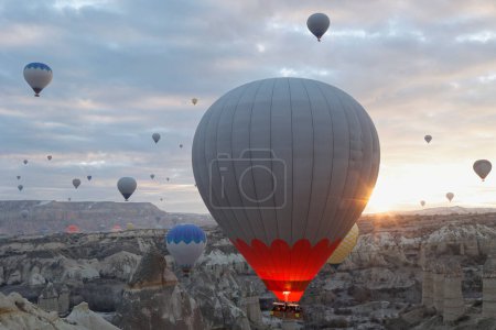Téléchargez les photos : Montgolfière survolant la Cappadoce - en image libre de droit