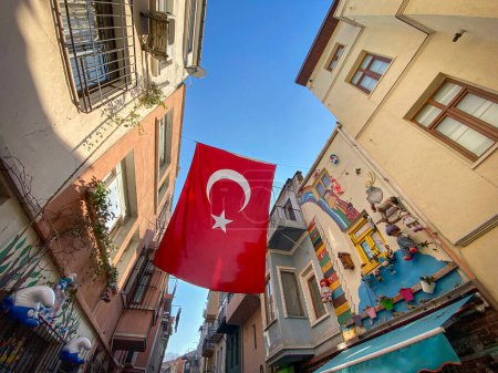 Foto de La bandera turca ondea en las calles de Estambul - Imagen libre de derechos