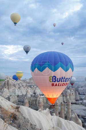 Téléchargez les photos : Ballon coloré en cappadoce au lever du soleil - en image libre de droit
