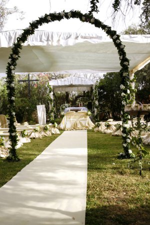 Téléchargez les photos : Cérémonie de mariage dans le jardin vert avec des fleurs, des bougies et des bougies. cérémonie de mariage. - en image libre de droit