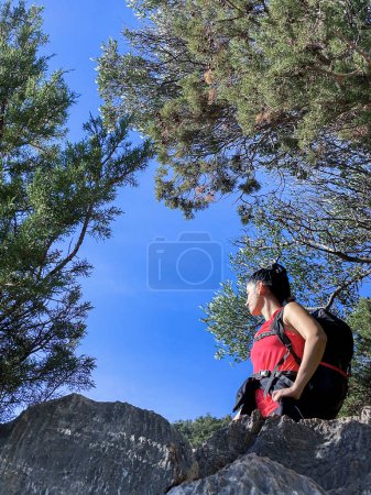 Téléchargez les photos : Belle fille brune va trekking dans un chemin entouré par la nature - en image libre de droit
