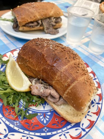 Téléchargez les photos : Un gros plan d'un délicieux sandwich sur une table - en image libre de droit