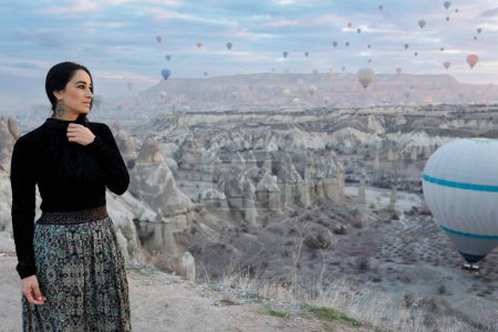 Téléchargez les photos : Belle jeune femme et ballons en cappadoce, dinde. - en image libre de droit