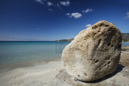 Téléchargez les photos : La plage dans la mer Méditerranée vue panoramique - en image libre de droit