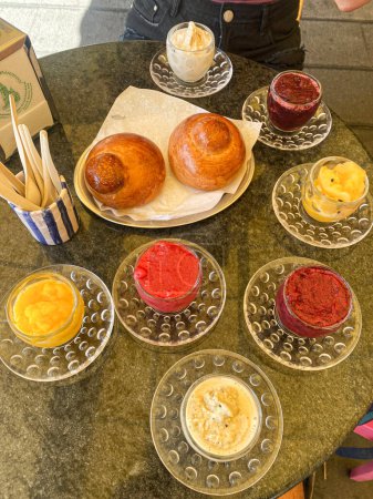 Téléchargez les photos : Un gros plan de délicieux petit déjeuner sucré avec une tasse de café - en image libre de droit