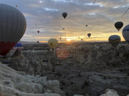 Téléchargez les photos : Montgolfières au-dessus de la Cappadoce - en image libre de droit