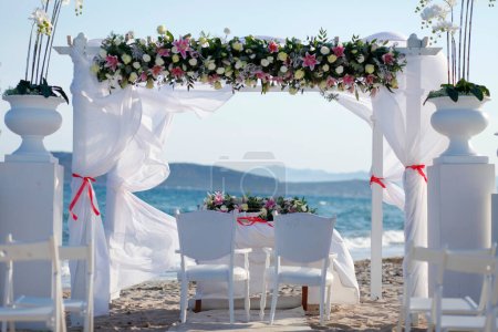 Foto de Hermosa ceremonia de boda en la playa. - Imagen libre de derechos