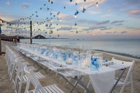 Foto de Arco de boda con velas y flores en la playa - Imagen libre de derechos
