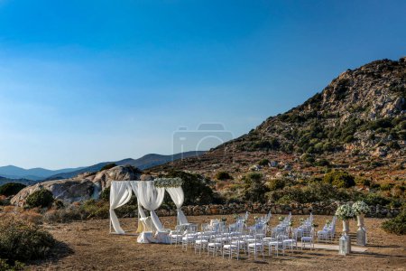 Foto de Ceremonia de boda en las montañas de la isla de Rhodes en Rhodes en el día de verano, un lugar para las vacaciones. - Imagen libre de derechos