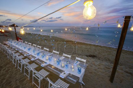 Foto de Hermoso ajuste de mesa de boda en la playa - Imagen libre de derechos