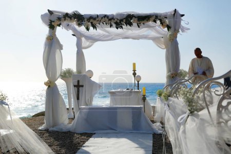 Téléchargez les photos : Arche de mariage avec fleurs blanches - en image libre de droit