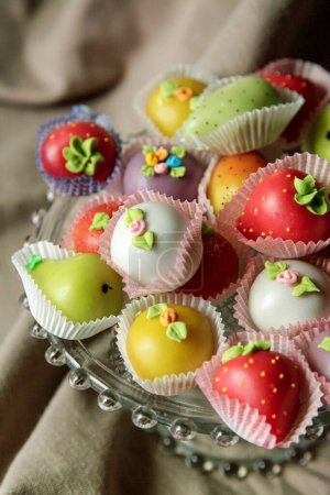 Téléchargez les photos : Sélection de gâteaux aux amandes en massepain coloré. - en image libre de droit