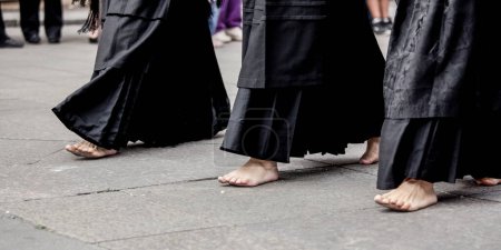 Foto de Danza folclórica tradicional en una calle durante el festival - Imagen libre de derechos