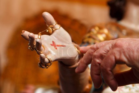 Téléchargez les photos : Main de statue de Jésus avec une croix et un homme - en image libre de droit