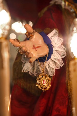 Téléchargez les photos : Main de statue de Jésus avec une croix - en image libre de droit