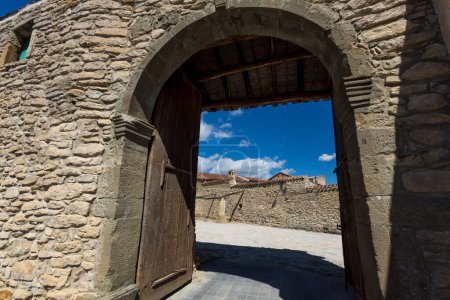 Téléchargez les photos : Le vieux mur de la forteresse dans la ville - en image libre de droit