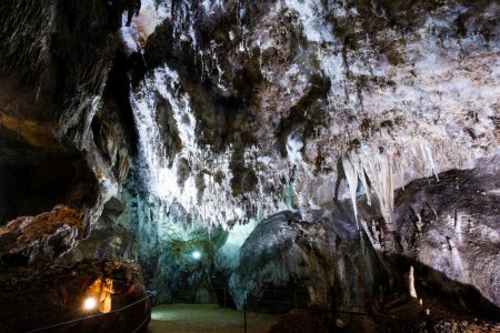 Téléchargez les photos : Vue sur la rivière dans la grotte de pierre - en image libre de droit