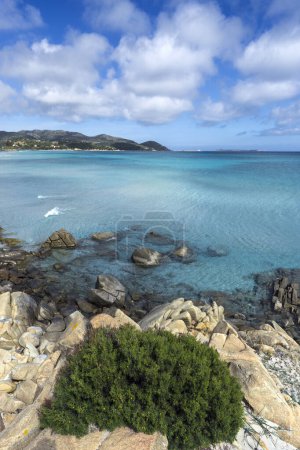 Téléchargez les photos : Un plan vertical d'une belle mer avec un rivage rocheux en arrière-plan - en image libre de droit