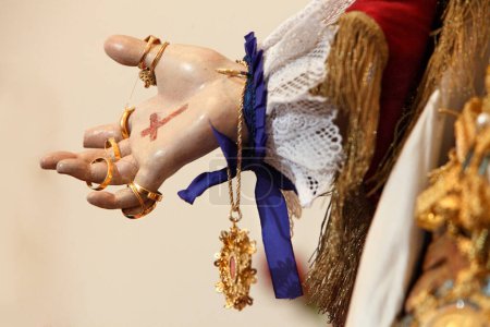 Téléchargez les photos : Main de statue de Jésus avec des bijoux - en image libre de droit