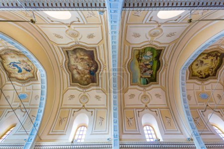 Téléchargez les photos : Intérieur de la cathédrale de saint Pietro - en image libre de droit