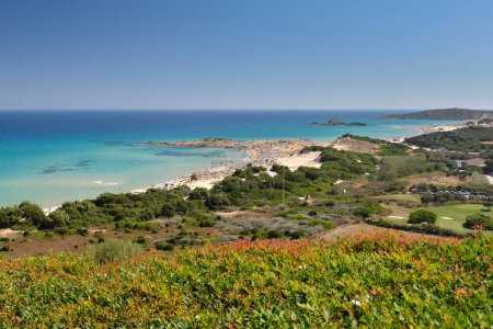 Téléchargez les photos : La côte de la mer Méditerranée par temps clair et ensoleillé - en image libre de droit