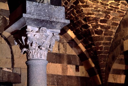 Téléchargez les photos : Détail d'un mur de pierre dans la basilique de Saccargia Codrongianus - en image libre de droit