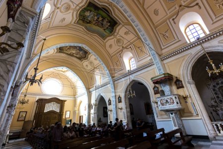 Foto de Interior de la Iglesia de San Pietro Apostolo - Ploaghe - Sassari, Cerdeña - Imagen libre de derechos
