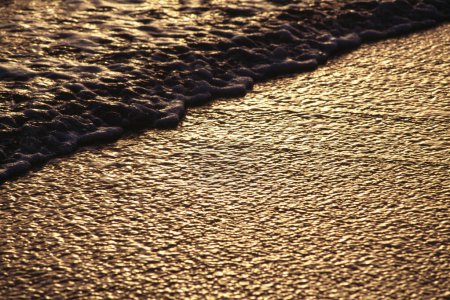 Téléchargez les photos : Le sable doré et la vague dans la soirée - en image libre de droit