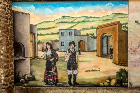 Foto de San Nicol D 'Arcidano - Hermoso mural en el centro histórico representa escenas de la vida cotidiana del pasado - Imagen libre de derechos