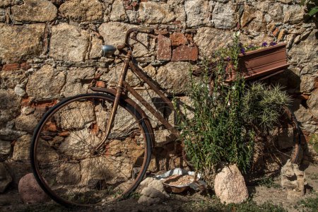 Foto de Vieja bicicleta oxidada en la calle de San vito - Cerdeña - Imagen libre de derechos