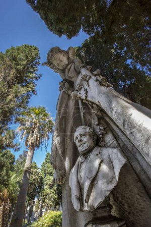 Foto de Estatua en el cementerio monumental de Bonaria - Imagen libre de derechos