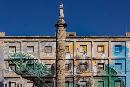 Foto de Columna histórica en la ciudad europea - Imagen libre de derechos
