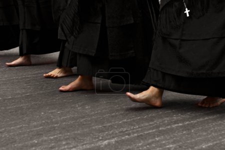Téléchargez les photos : Image recadrée de femmes marchant pieds nus - en image libre de droit