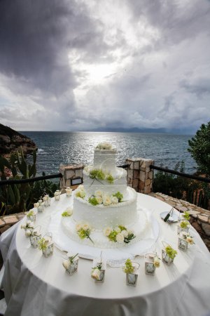 Téléchargez les photos : Table de mariage sur la plage en Sardaigne - en image libre de droit