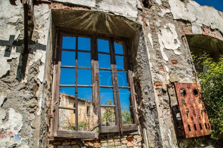 Foto de Vieja ventana oxidada de ruinas en San vito - Cerdeña - Imagen libre de derechos