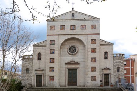 Foto de La Chiesa Madonna della Greca, una iglesia románica tardía que data del siglo IV en la ciudad de Locorotondo en la región de Puglia, al sur de Italia. - Imagen libre de derechos