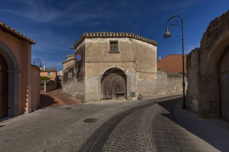 Foto de Hermosa calle del casco antiguo, Serdiana, Italia - Imagen libre de derechos