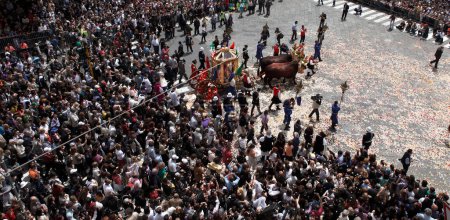 Foto de Multitud de personas en un festival tradicional - Imagen libre de derechos